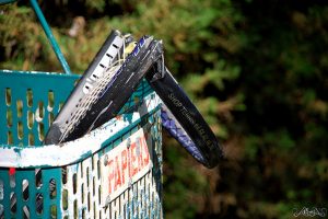 raquette fracassée de colère