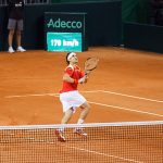 David Ferrer croise ses pas pour chercher un lob