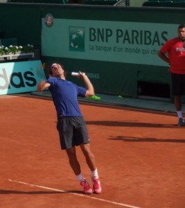 Jo observe les performances de Rafa