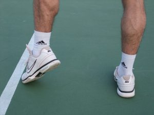 position des pieds au service en mars 2011