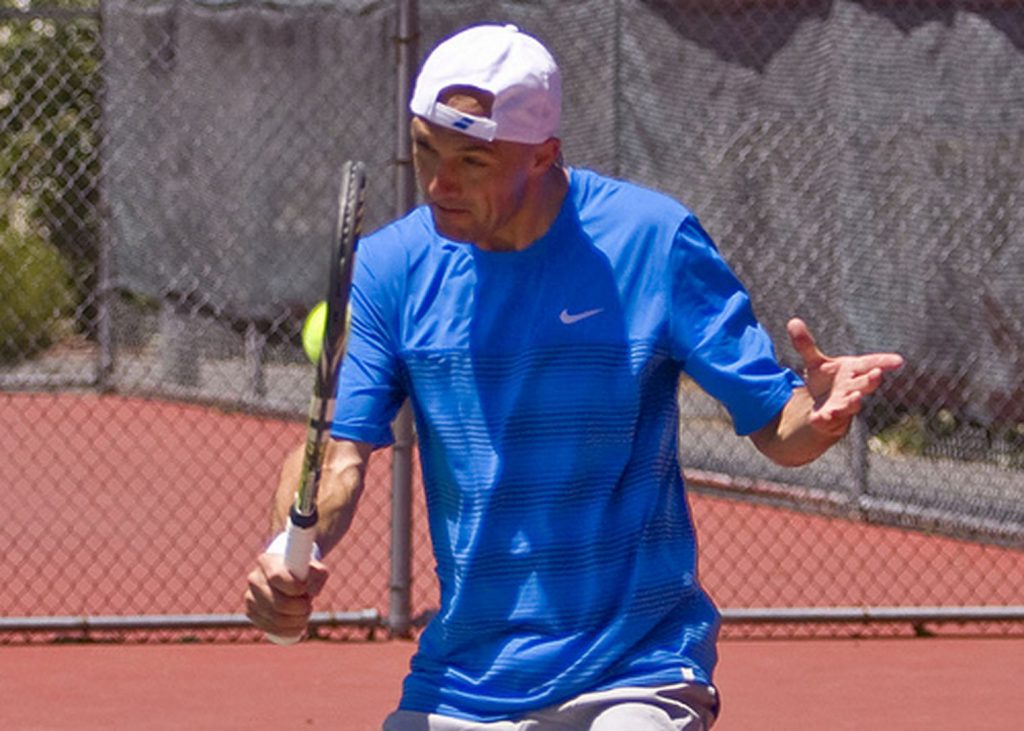 balle de tennis dans le cordage 