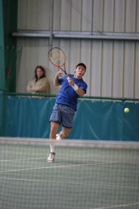 avancer dans le court de tennis