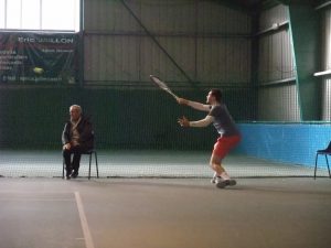 derrière la ligne de fond de court