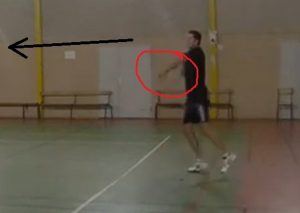 Steph ferme trop tôt le tamis de sa raquette, donne à la balle une trajectoire descendante et joue trop court.