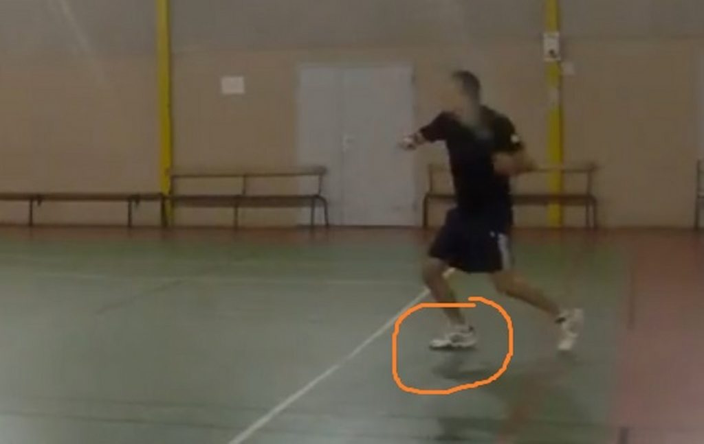 Steph démarre son mouvement en posant le mauvais pied. Mieux vaut faire l'inverse.