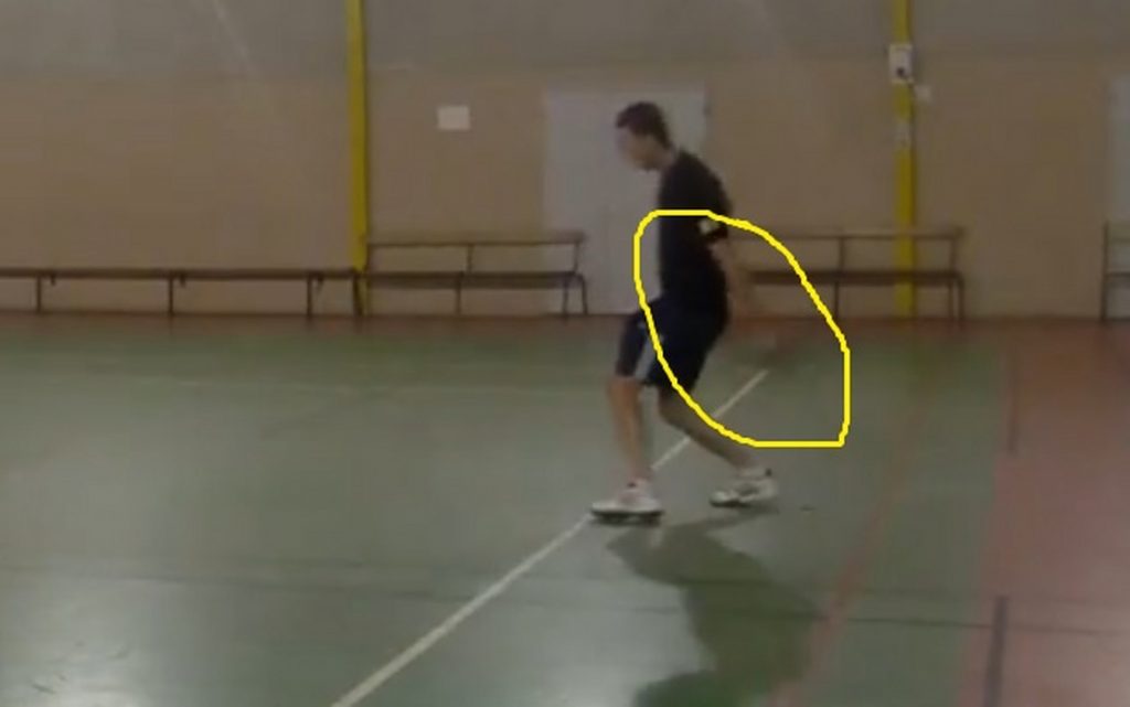 plus difficile à faire qu'a dire sur une surface très rapide : éviter le plan de frappe en arrière du corps.