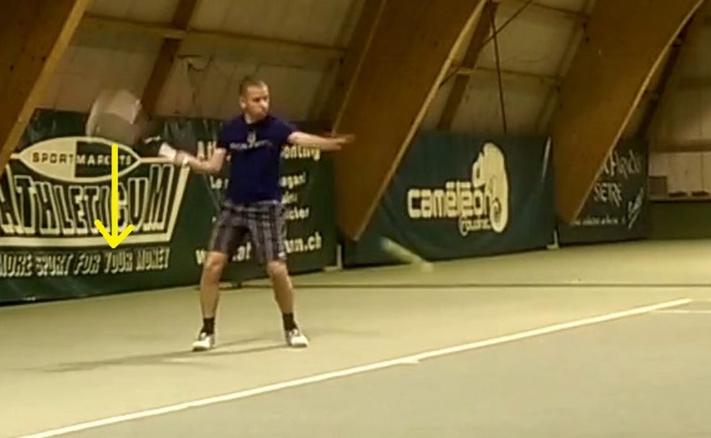 Quand la balle rebondit, la tête de raquette doit être déjà en bas pour pouvoir remonter correctement.