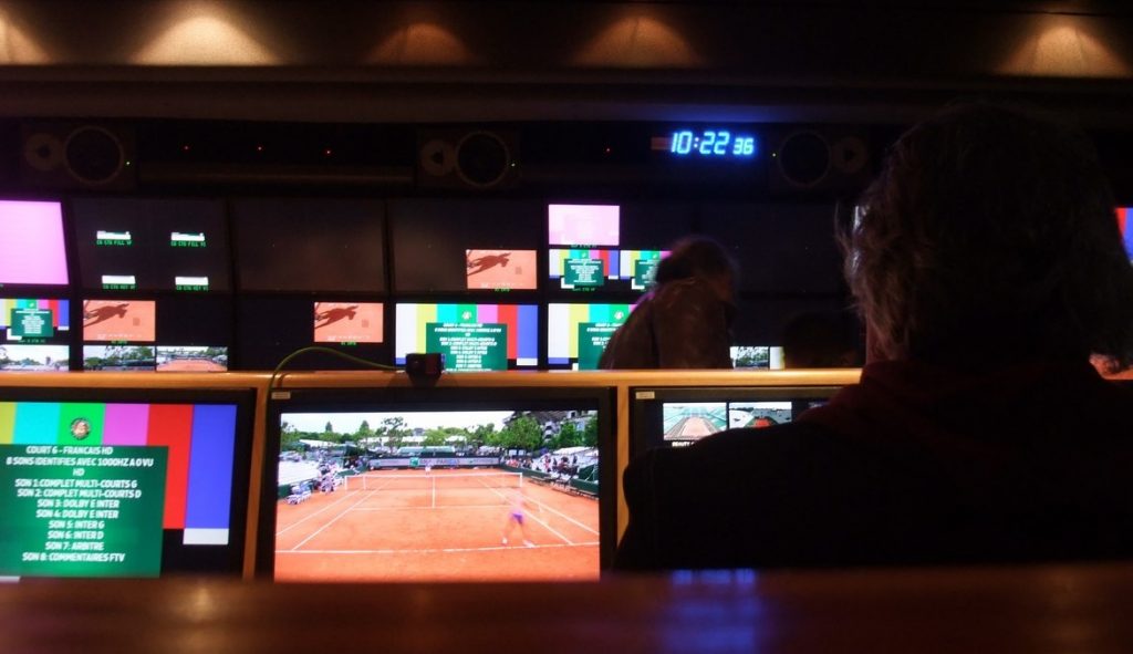 Dans le car régie TV des courts annexes. 