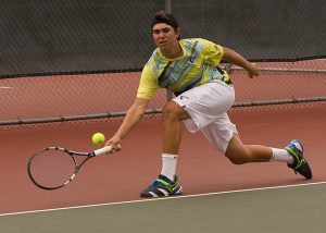 cordage trop ouvert, la trajectoire de balle sera montante et risque de sortir ©John Togasaki