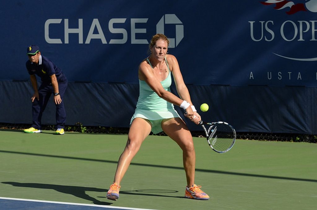 recul pendant la frappe voire même pivotement sur le pied arrière à l’origine d’une balle montante ©Steven Pisano