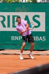 Quand on est trop près de la balle, un déséquilibre intervient et la fin de geste est raccourcie pour ne pas tomber avec un réflexe de lever de balle ©Thomas Valadon