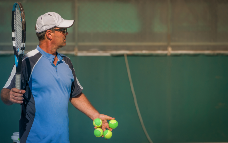 Un professeur de tennis en action