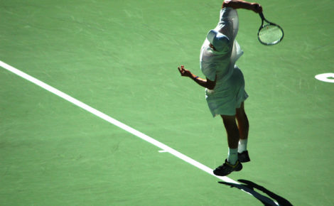 Tennis : 5 astuces pour frapper fort au service (vidéo)