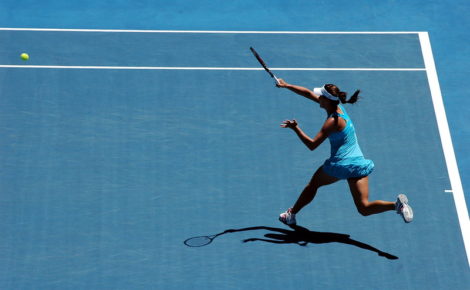 Frapper fort un coup droit de tennis lifté : 3 astuces (vidéo)