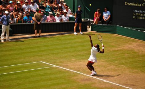 Lancer de balle au service : 6 astuces pour bien démarrer